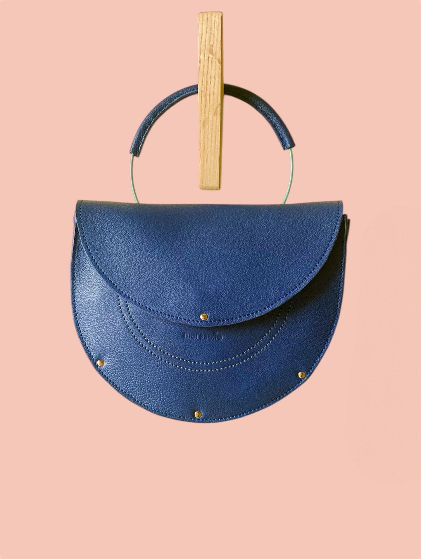 sac en cuir couleur bleu indigo réalisée en France éco responsable