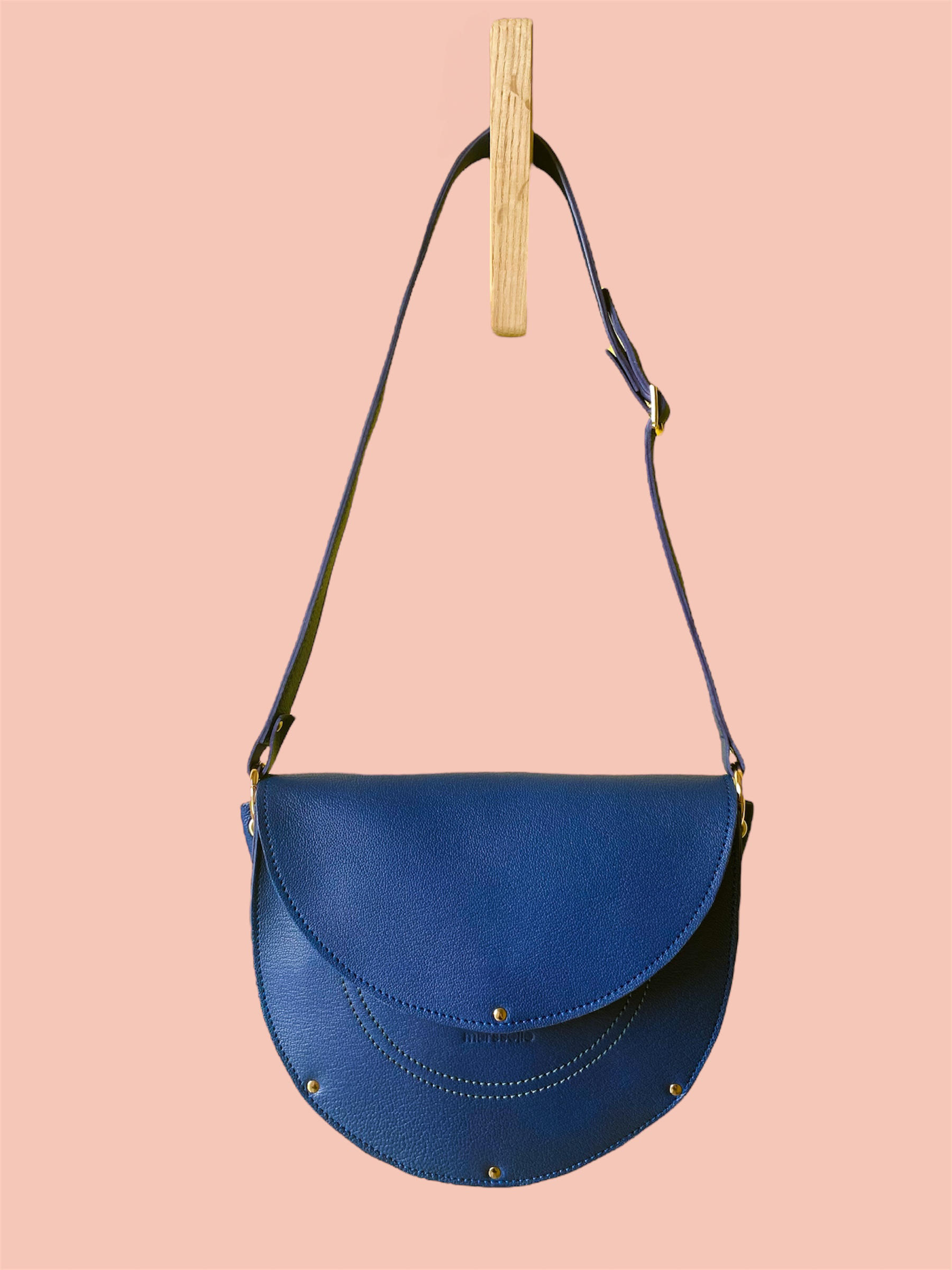 sac en cuir couleur bleu indigo réalisée en France éco responsable