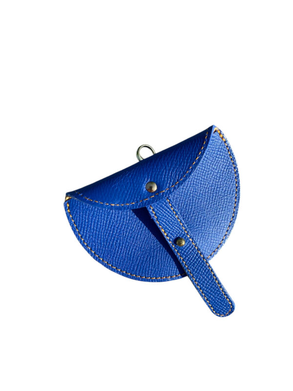 Porte monnaie en cuir grainé upcyclé en coloris bleu Klein , accrochable avec un mousqueton pour composer son kit de maroquinerie à porter en bandoulière