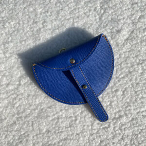 Porte monnaie en cuir grainé upcyclé en coloris bleu Klein