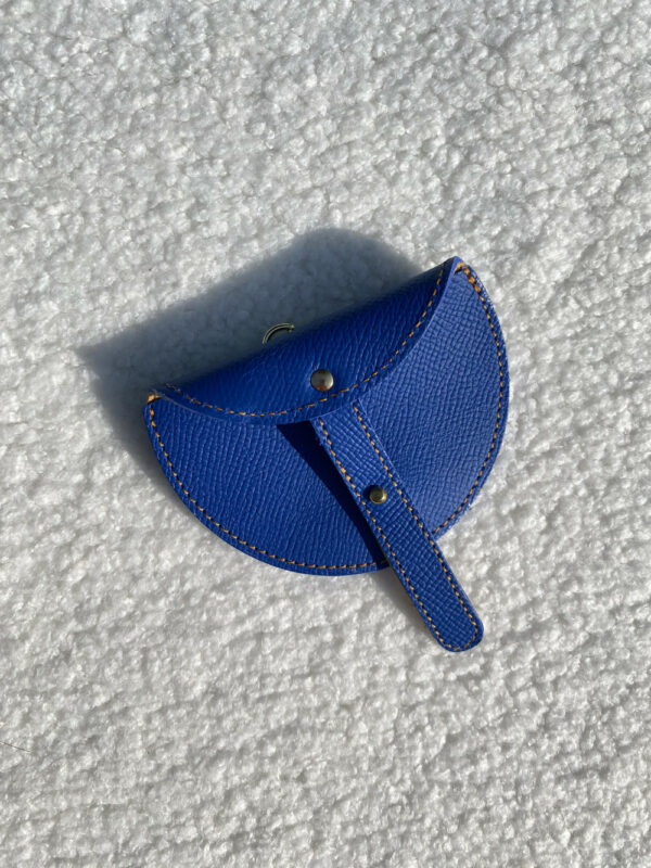 Porte monnaie en cuir grainé upcyclé en coloris bleu Klein