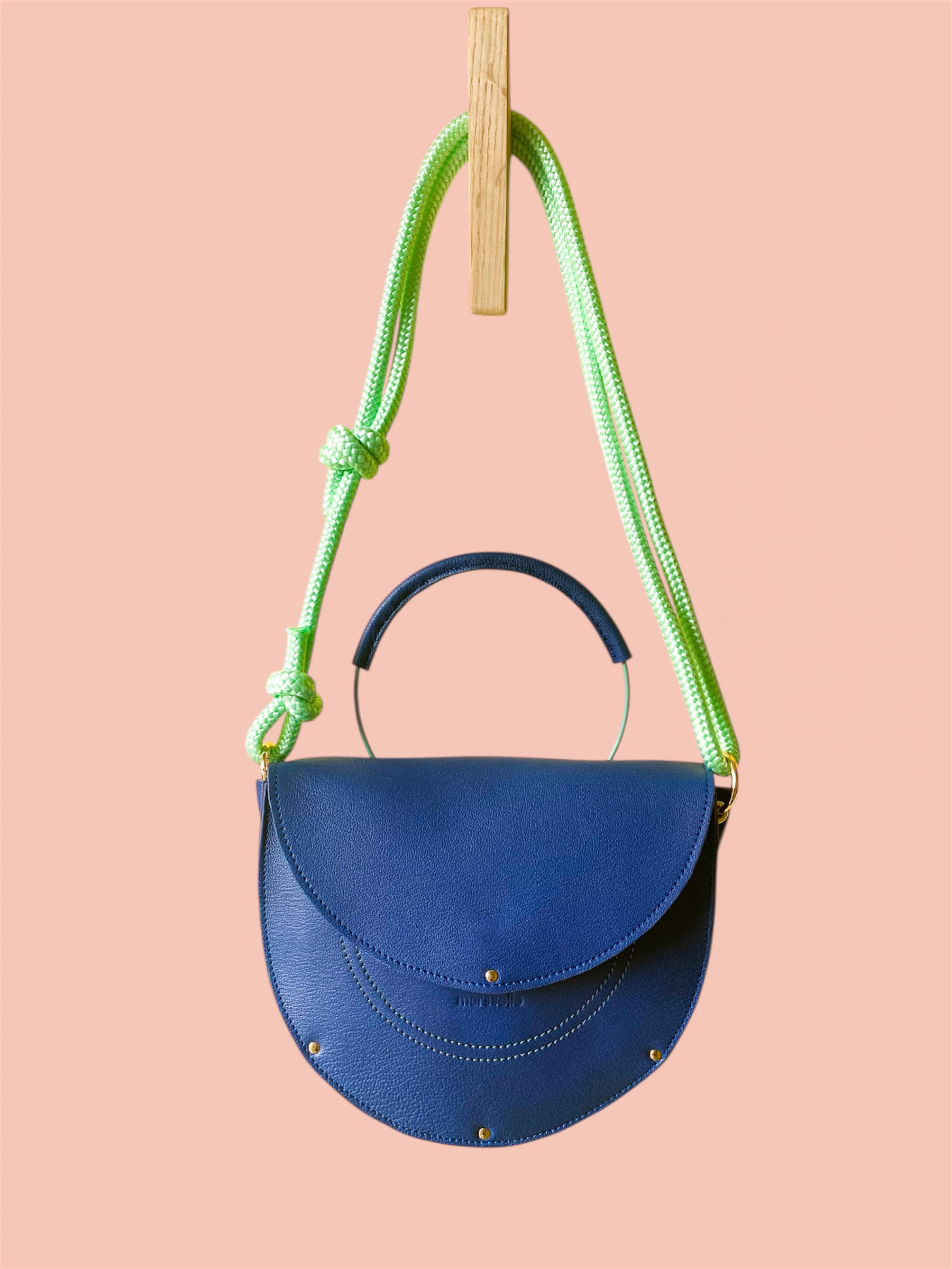 sac en cuir couleur bleu indigo réalisée en France éco responsable